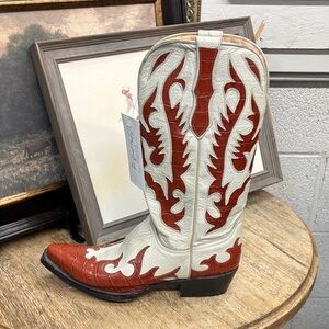 VINTAGE cowboy boots👢🧡🤍